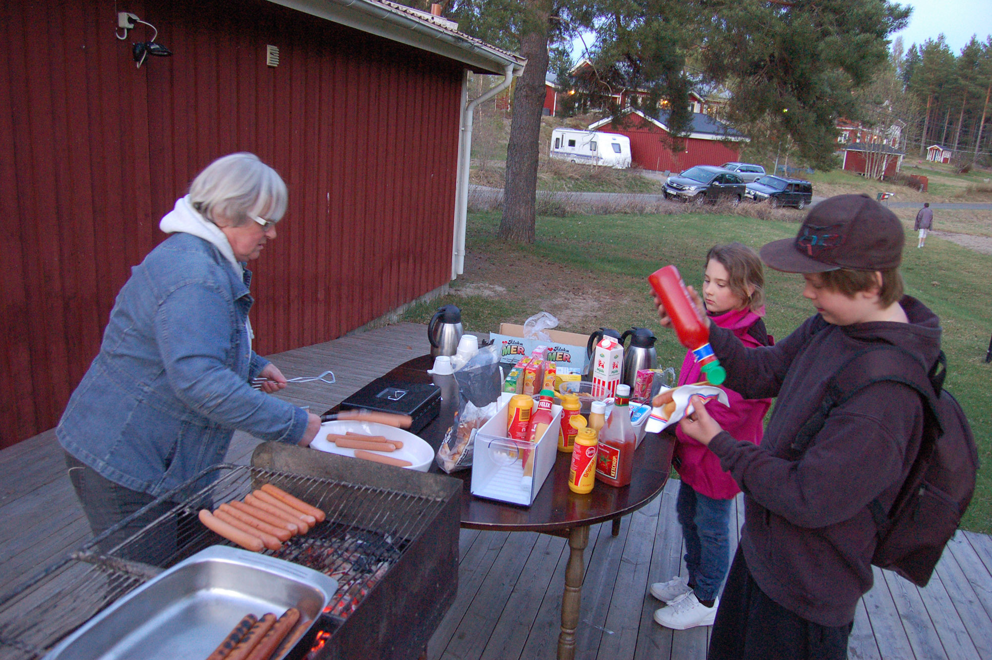 Röste.nu – Röstebilder – Välbesökt Valborgsfirande vid Dönjegården 2011