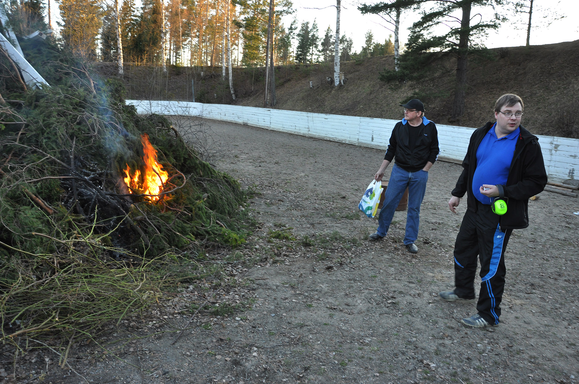 Röste.nu – Röstebilder – Valborgsfirande vid Dönjegården 2012