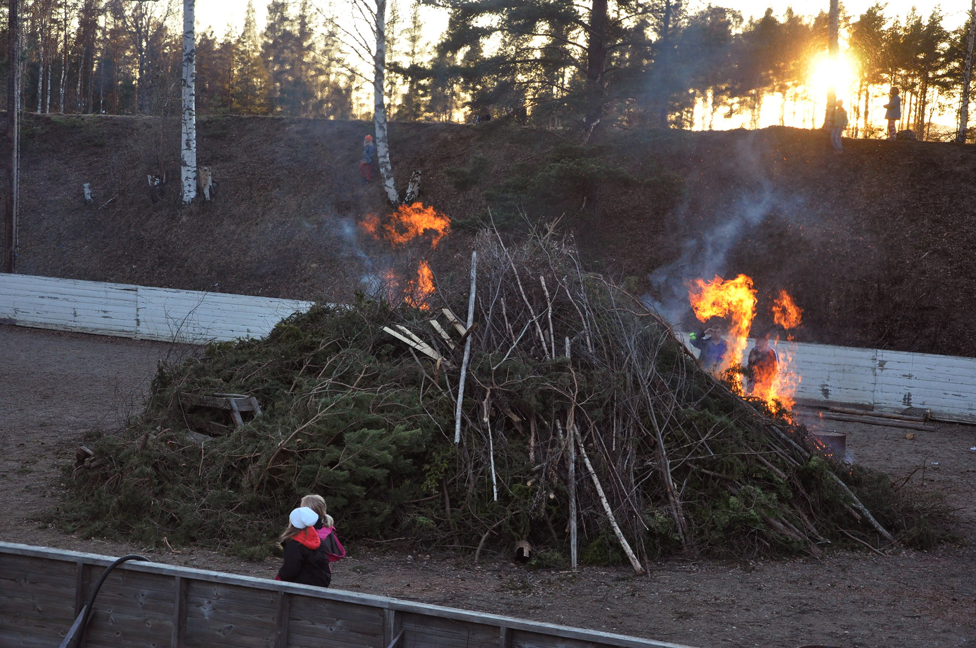 Röste.nu – Röstebilder – Valborgsfirande vid Dönjegården 2012