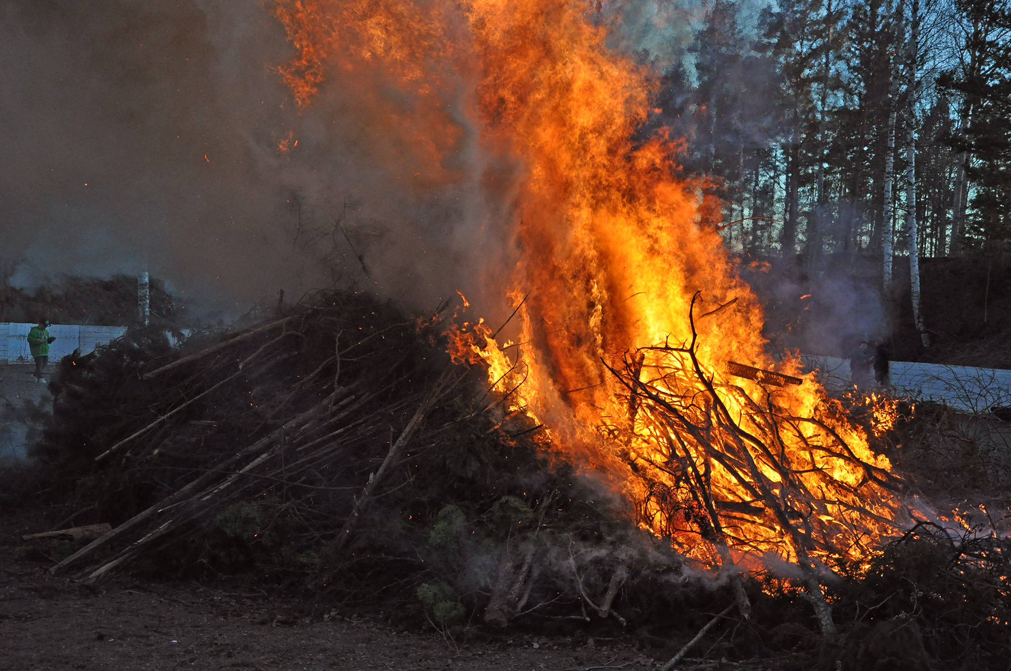 Röste.nu – Röstebilder – Valborgsfirande vid Dönjegården 2012