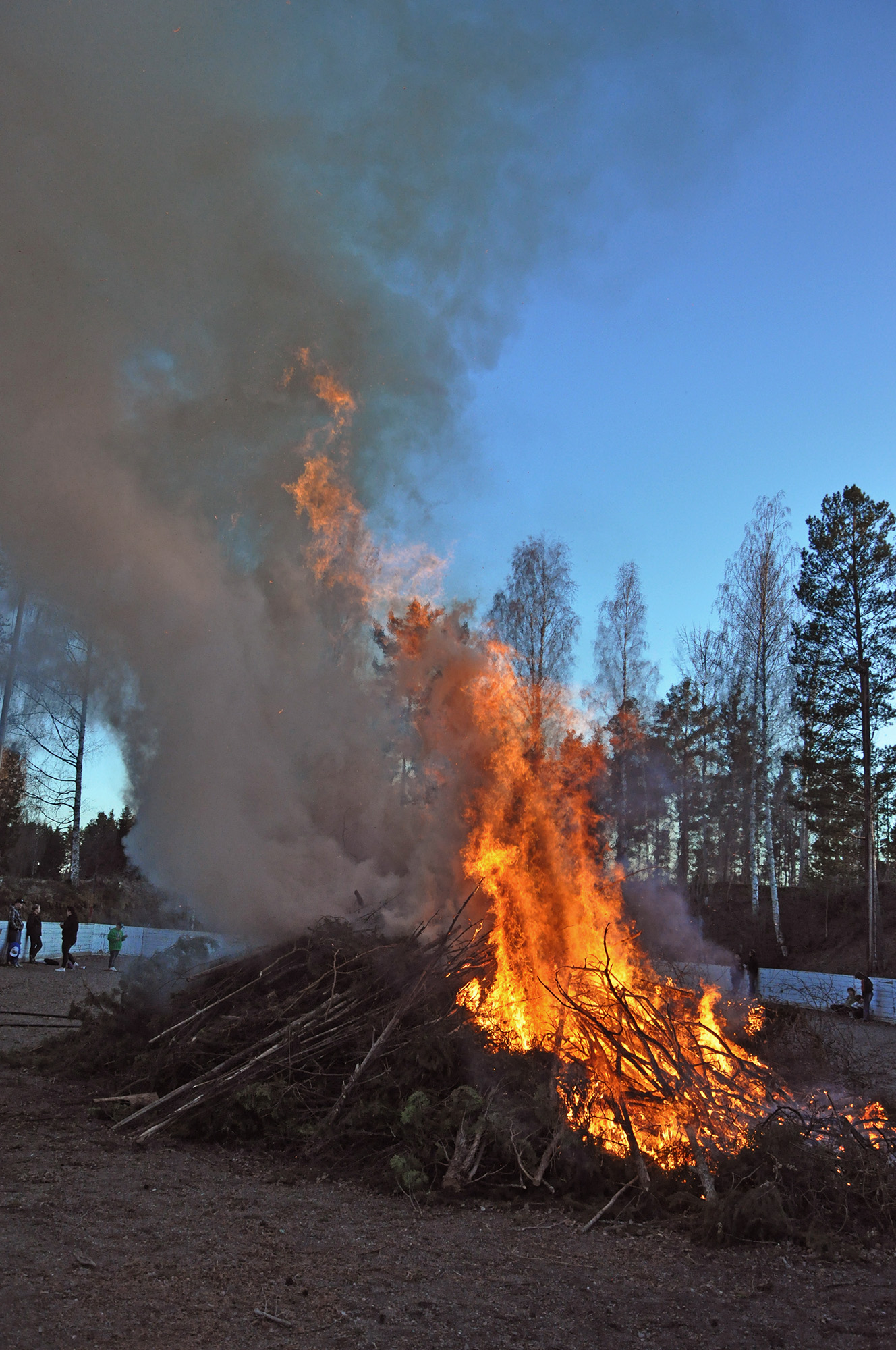 Röste.nu – Röstebilder – Valborgsfirande vid Dönjegården 2012