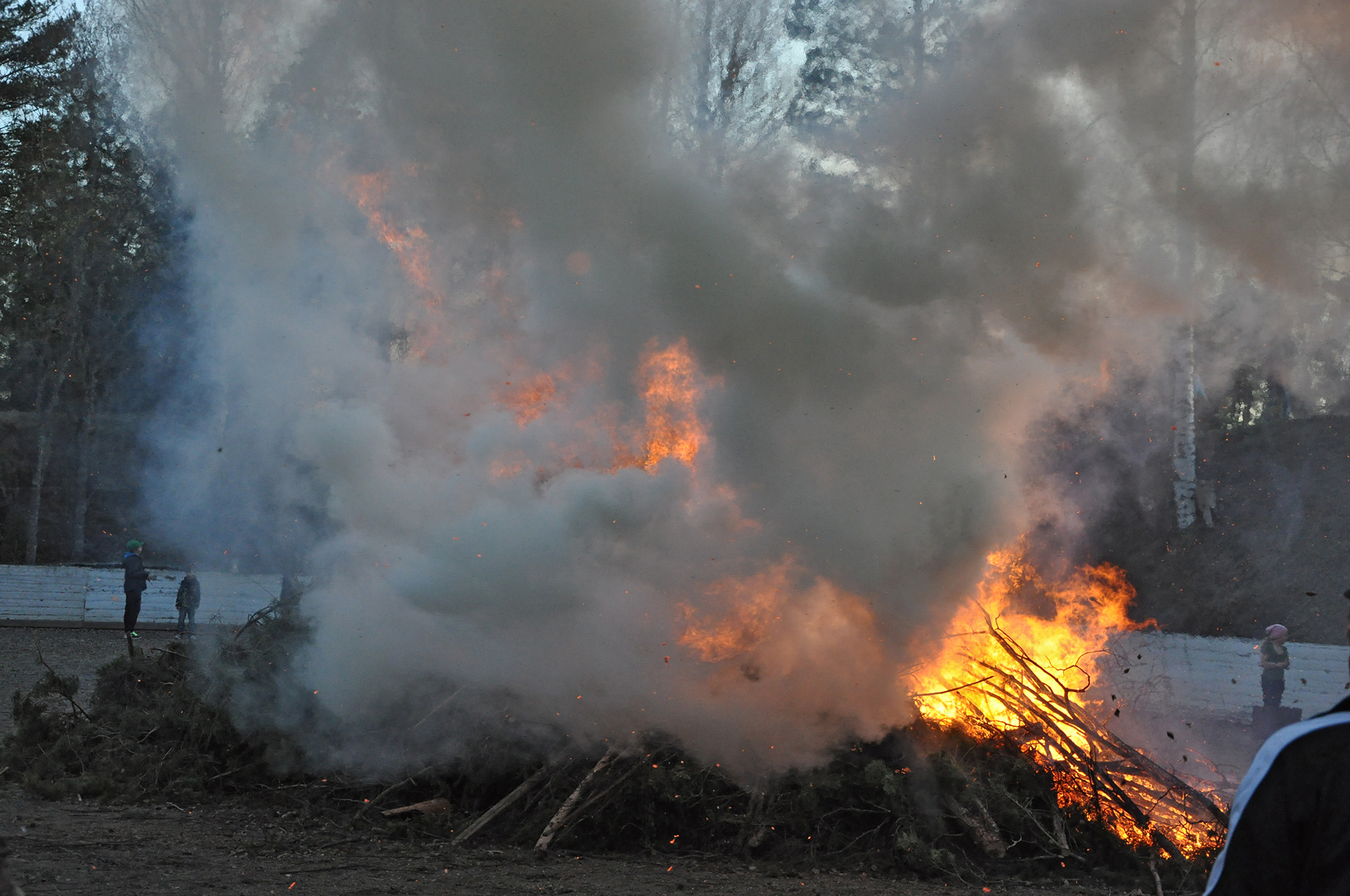 Röste.nu – Röstebilder – Valborgsfirande vid Dönjegården 2012