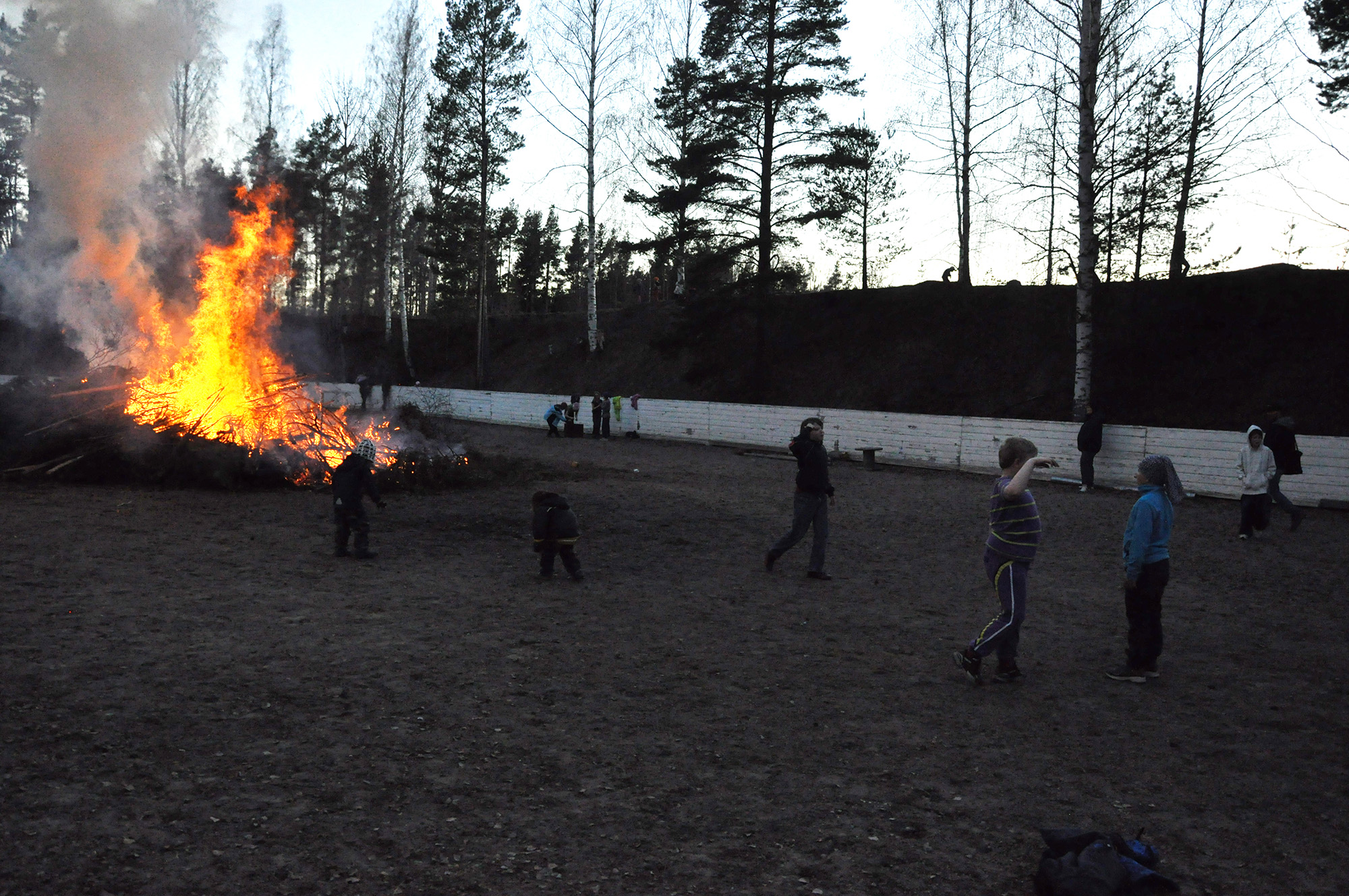 Röste.nu – Röstebilder – Valborgsfirande vid Dönjegården 2012