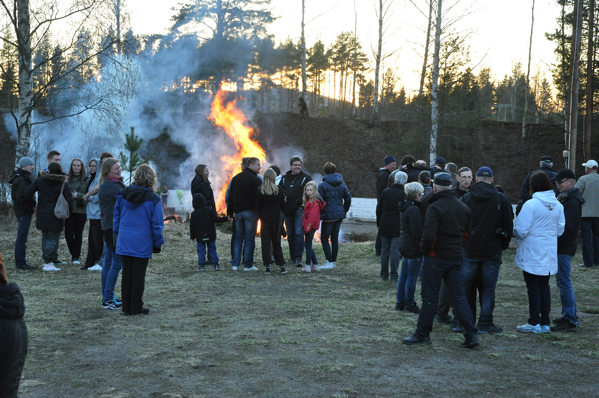 Röste.nu – Röstebilder – Valborgsfirande vid Dönjegården 2012