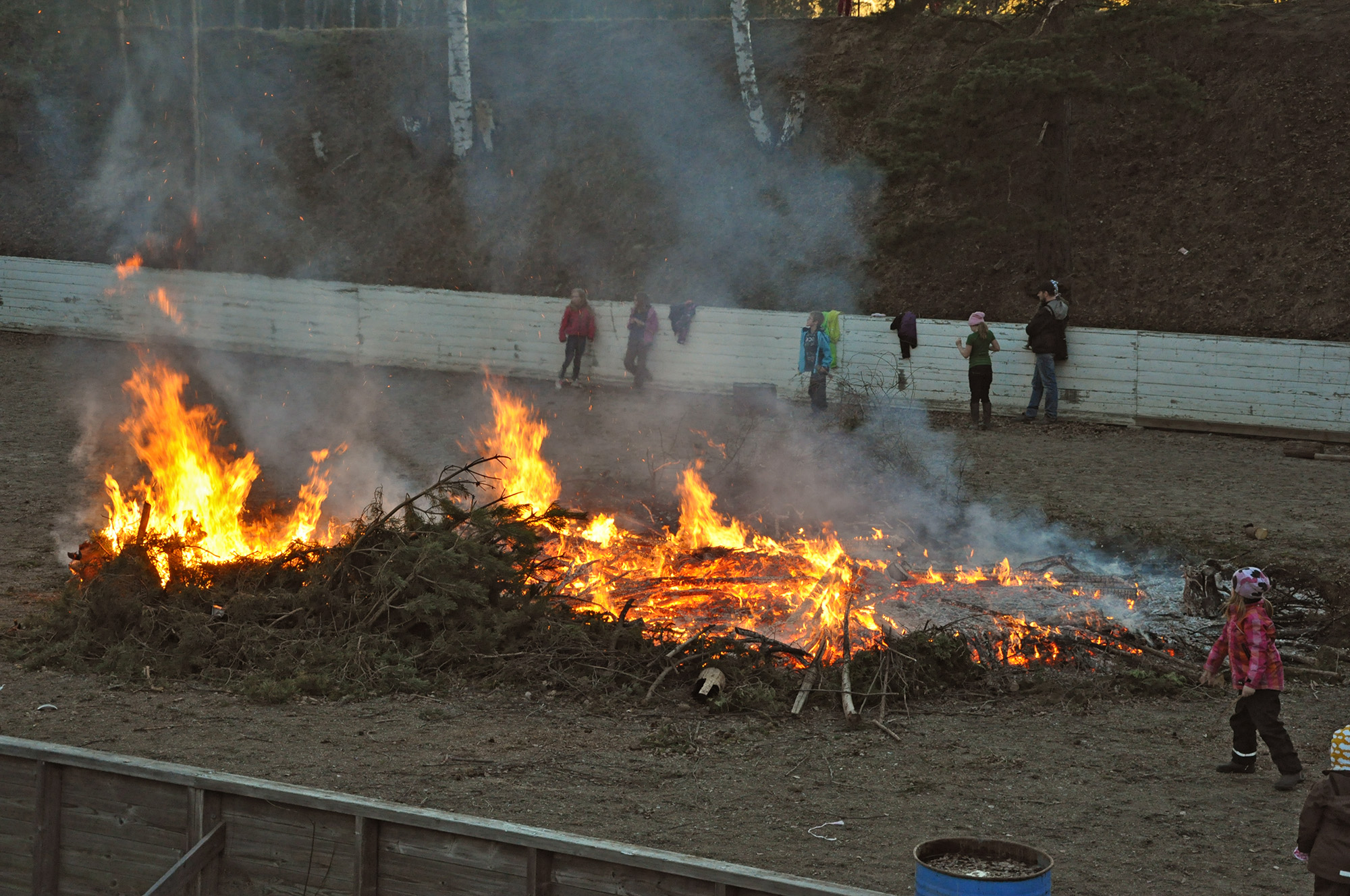 Röste.nu – Röstebilder – Valborgsfirande vid Dönjegården 2012