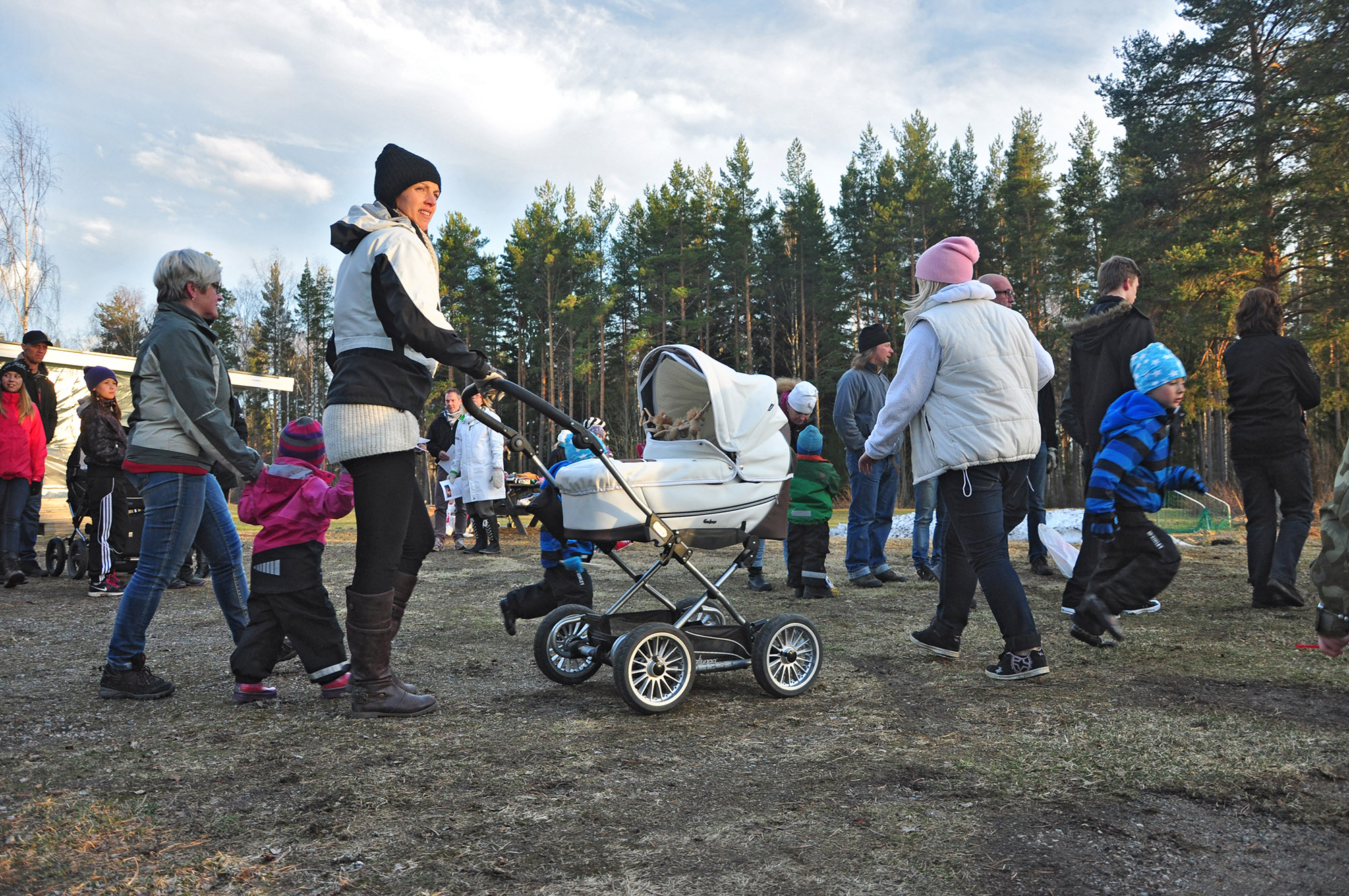 Röste.nu – Röstebilder – Valborgsfirande vid Dönjegården 2013