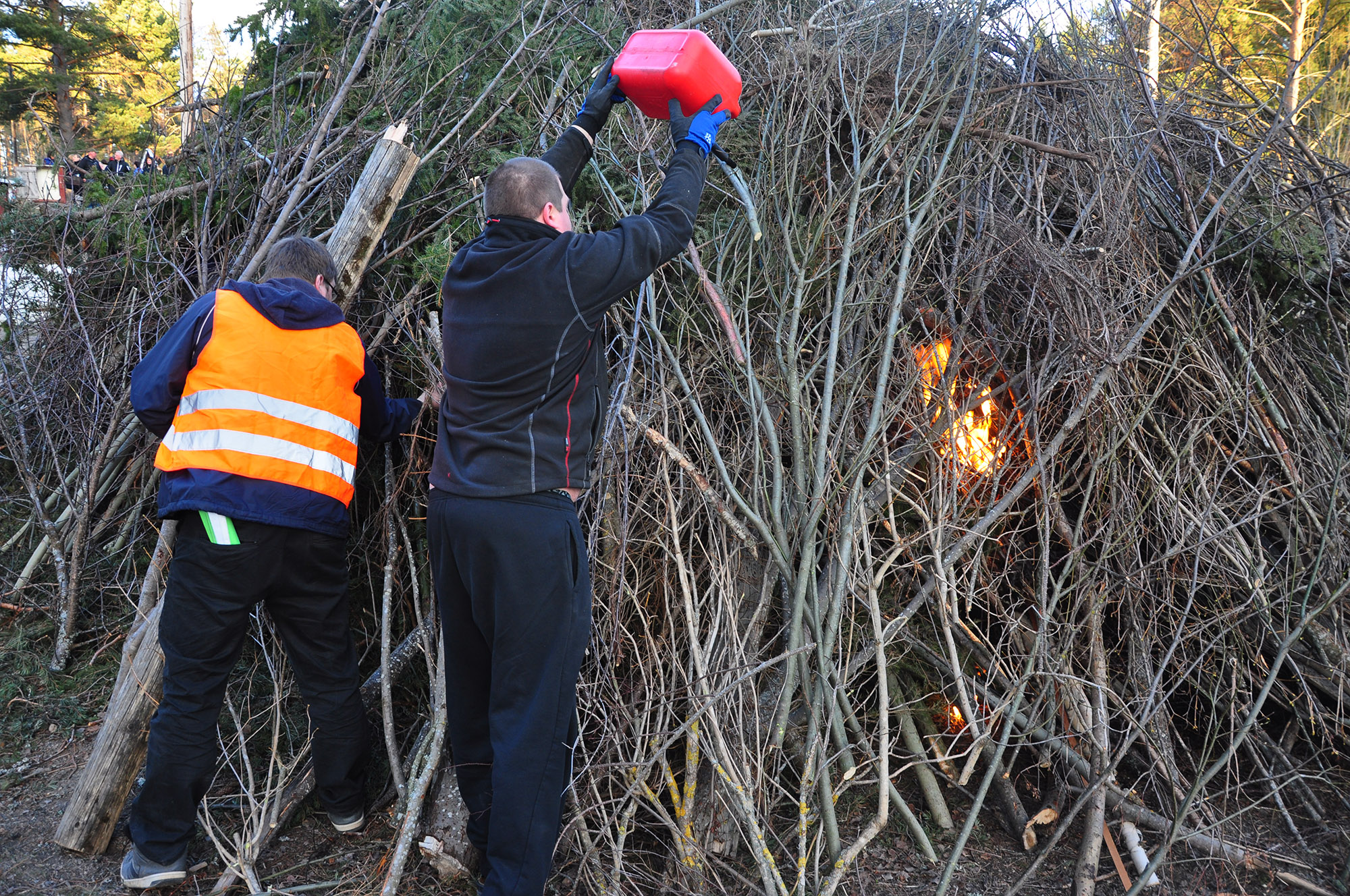 Röste.nu – Röstebilder – Valborgsfirande vid Dönjegården 2013