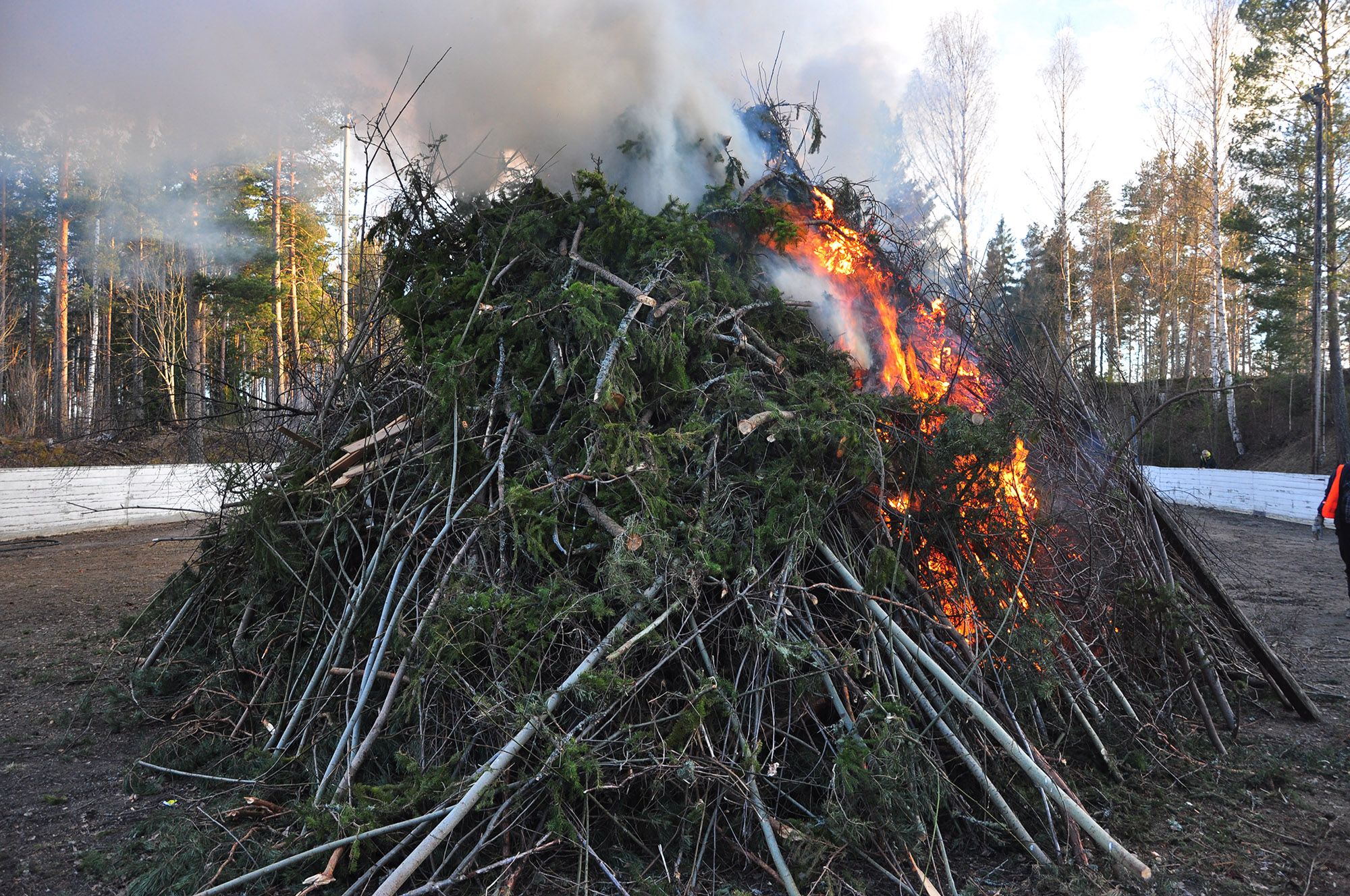 Röste.nu – Röstebilder – Valborgsfirande vid Dönjegården 2013