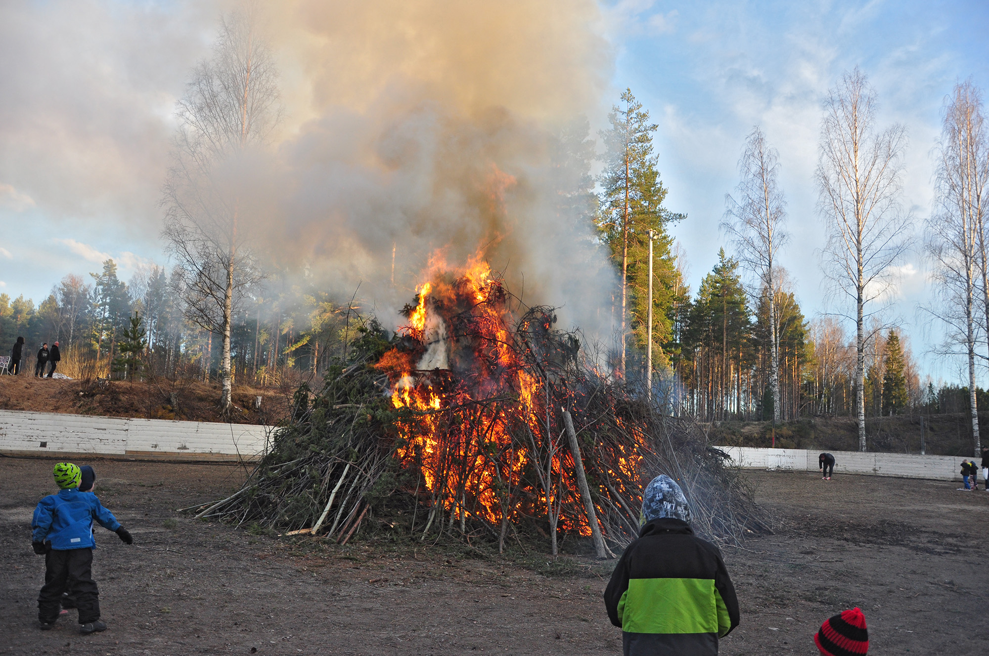 Röste.nu – Röstebilder – Valborgsfirande vid Dönjegården 2013