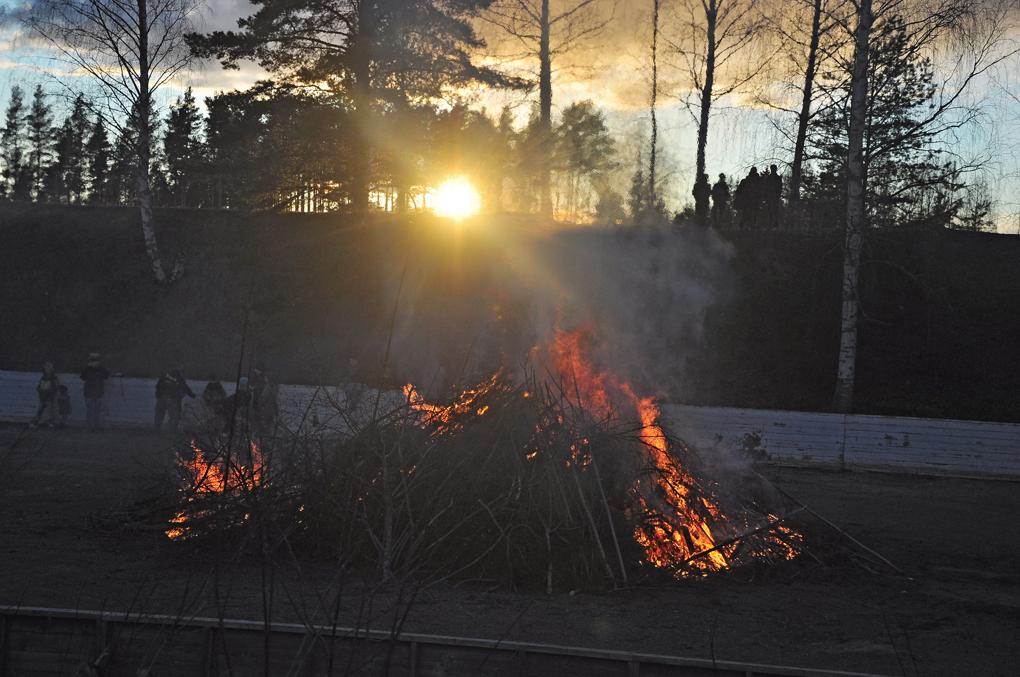Röste.nu – Röstebilder – Valborgsfirande vid Dönjegården 2013