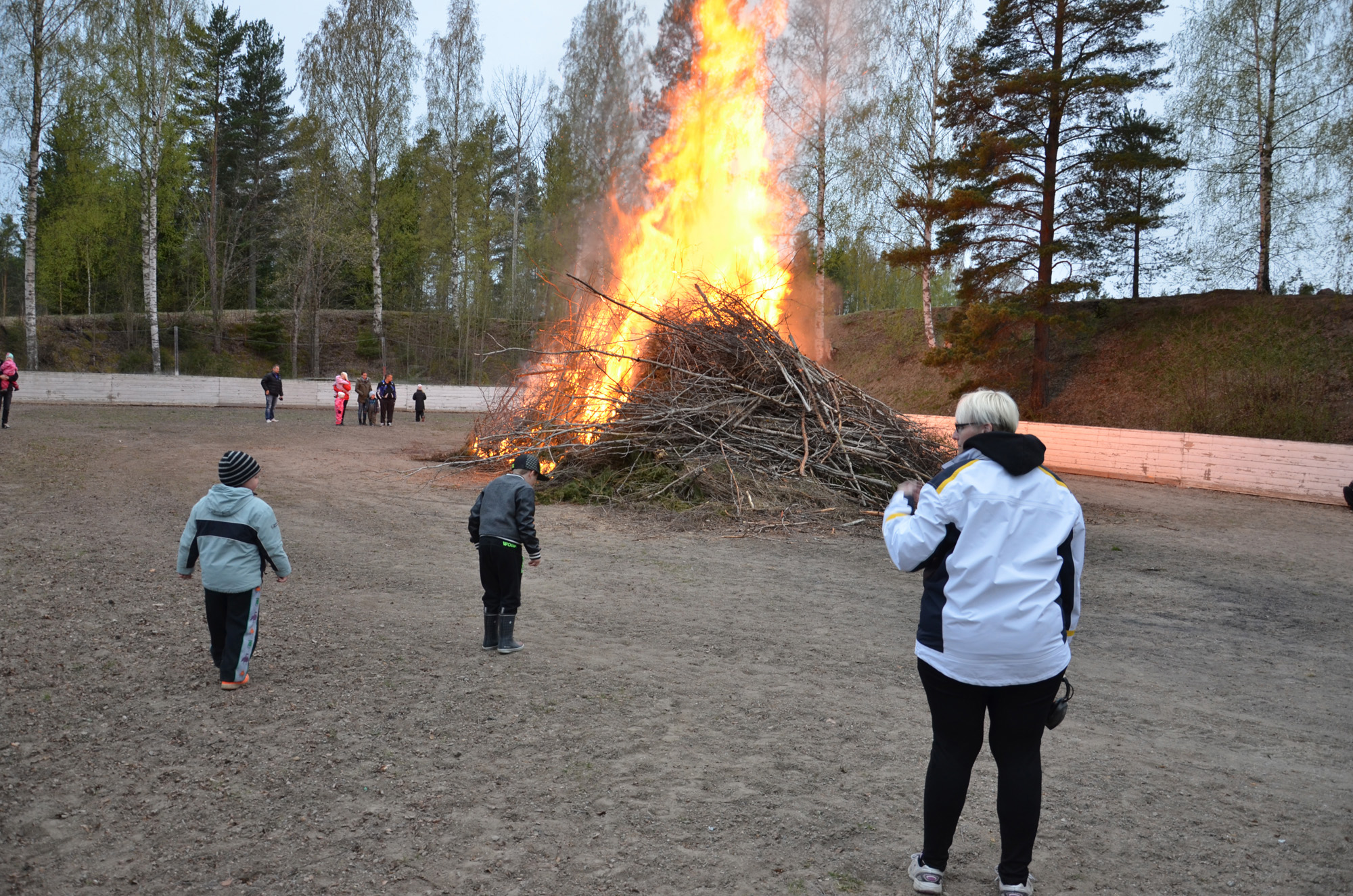 Röste.nu – Röstebilder – Valborgsfirande vid Dönjegården 2014