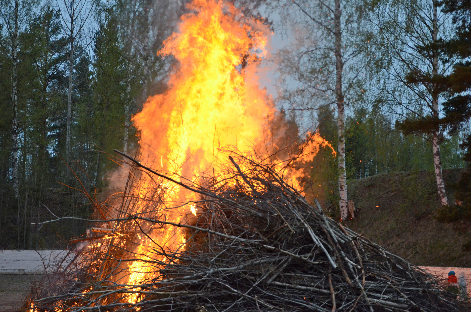 Röste.nu – Röstebilder – Valborgsfirande vid Dönjegården 2014