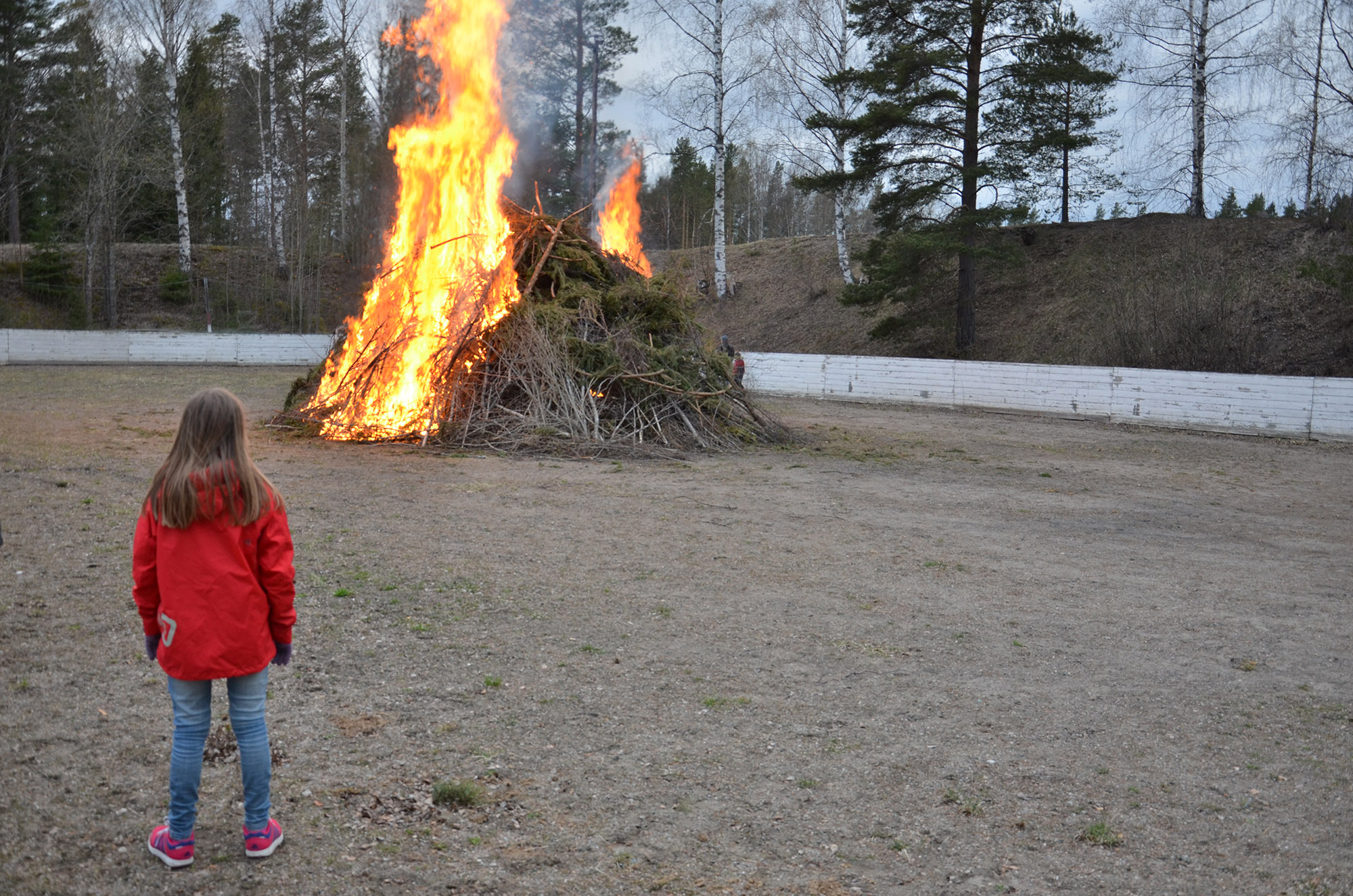 Röste.nu – Röstebilder – Valborg firades vid Dönjegården 2015