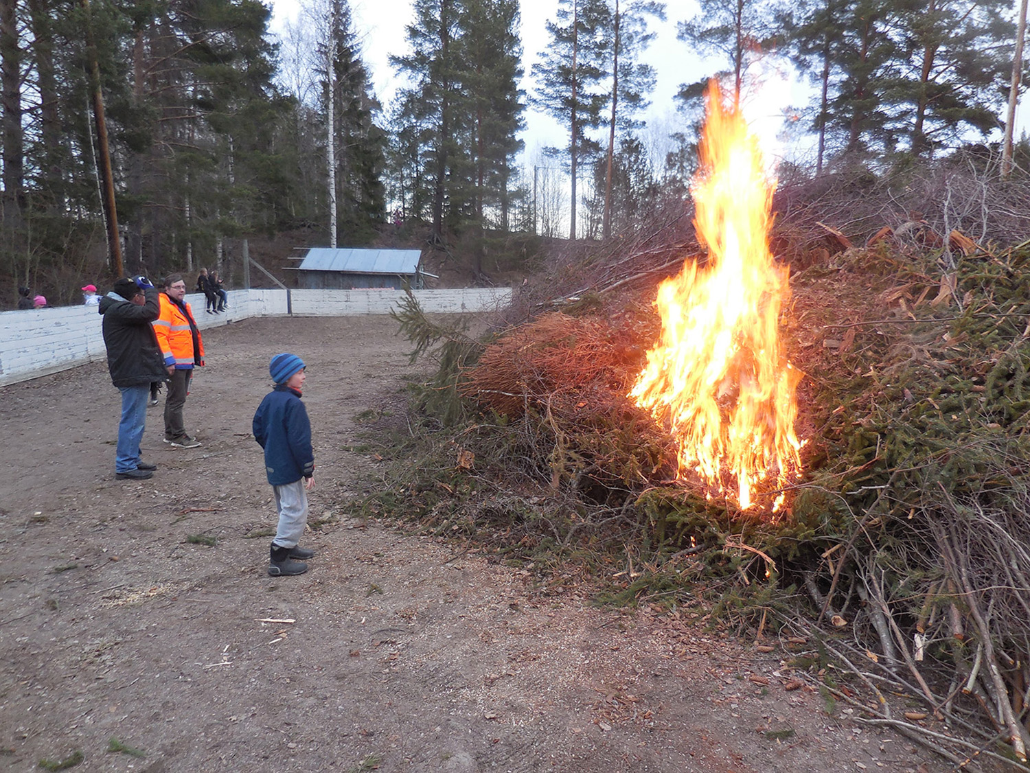Röste.nu – Röstebilder – Valborg firades vid Dönjegården 2016