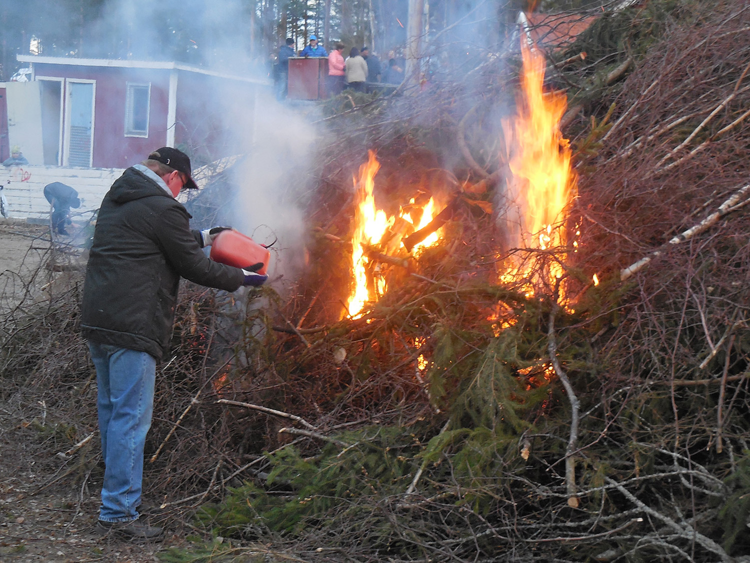 Röste.nu – Röstebilder – Valborg firades vid Dönjegården 2016