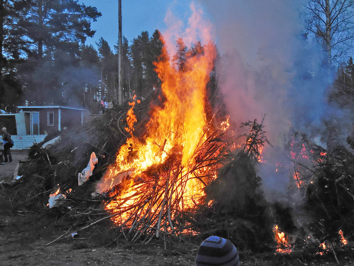 Röste.nu – Röstebilder – Valborg firades vid Dönjegården 2016