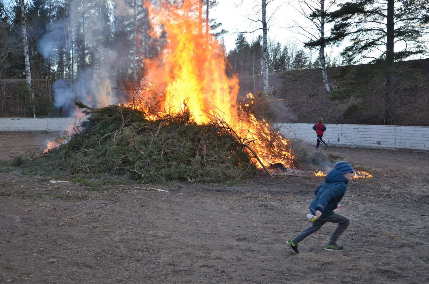 Röste.nu – Röstebilder – Valborgsfirande vid Dönjegården 2017