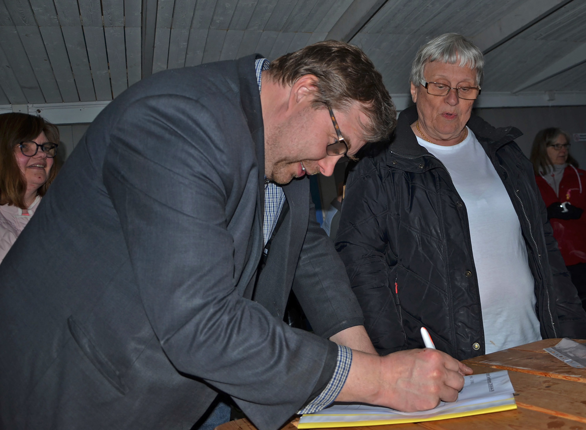 Röste.nu – Röstebilder – Valborgsfirande vid Dönjegården 2018