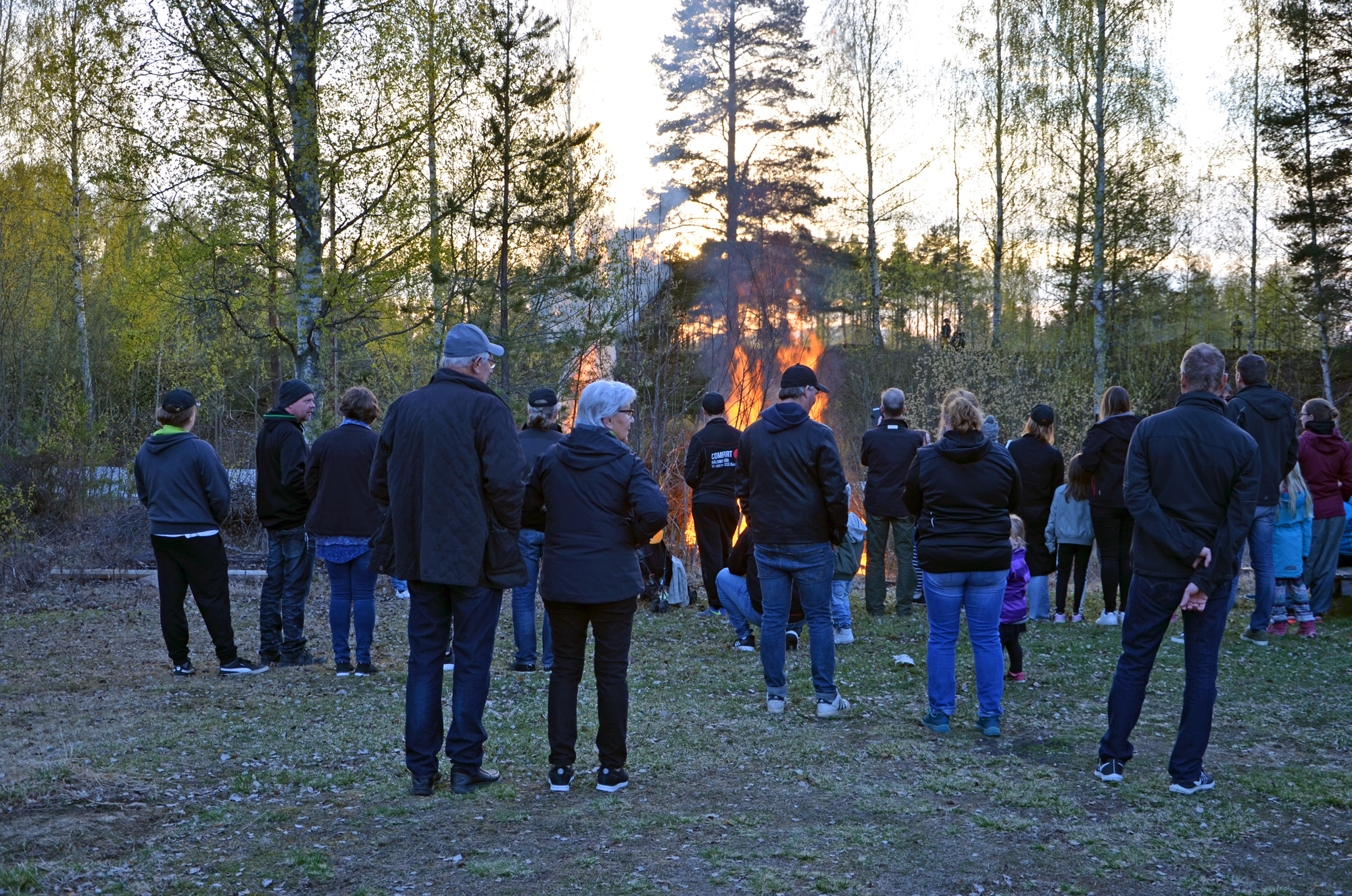 Röste.nu – Röstebilder – Valborgsfirande vid Dönjegården 2019
