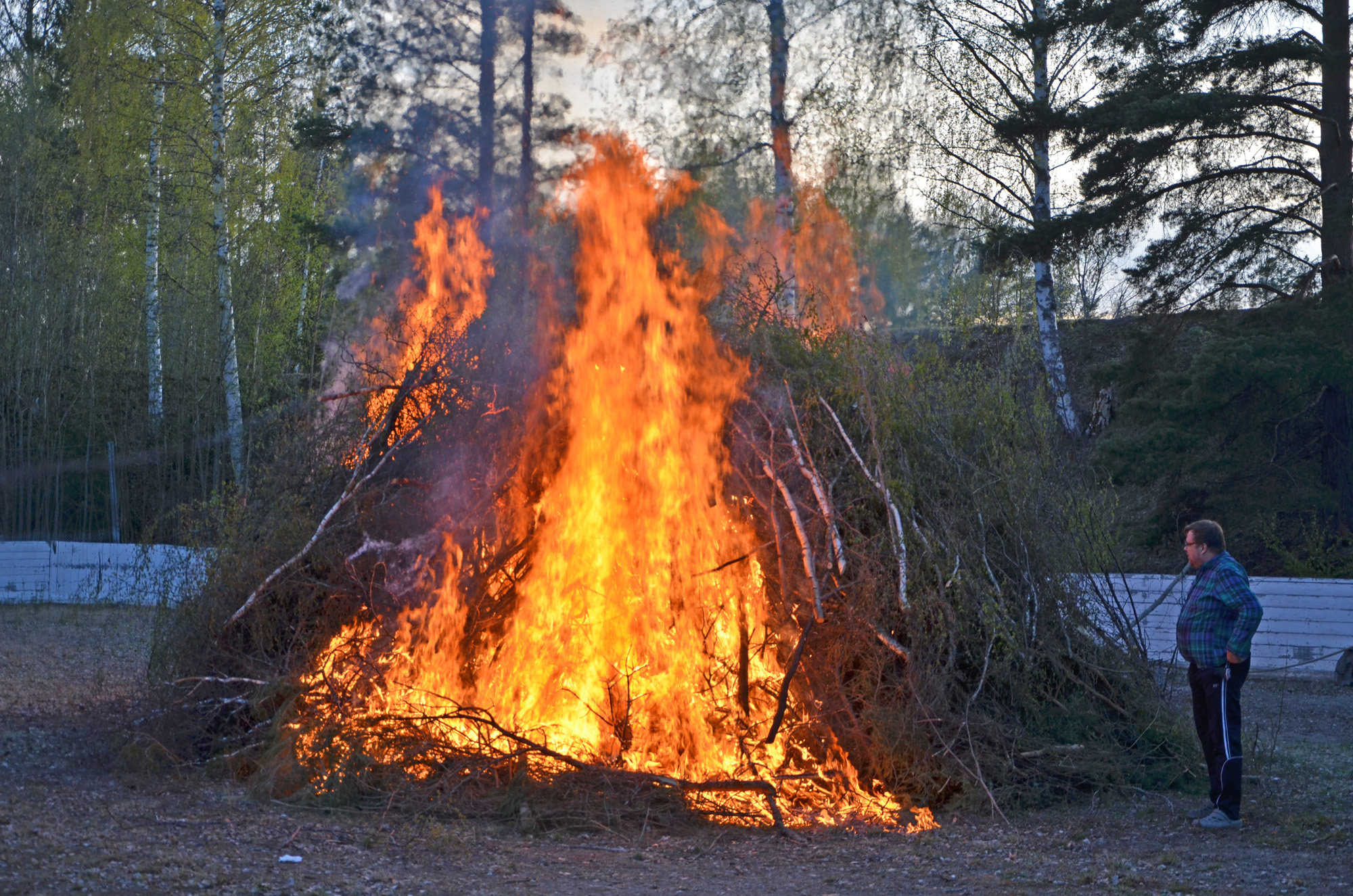 Röste.nu – Röstebilder – Valborgsfirande vid Dönjegården 2019