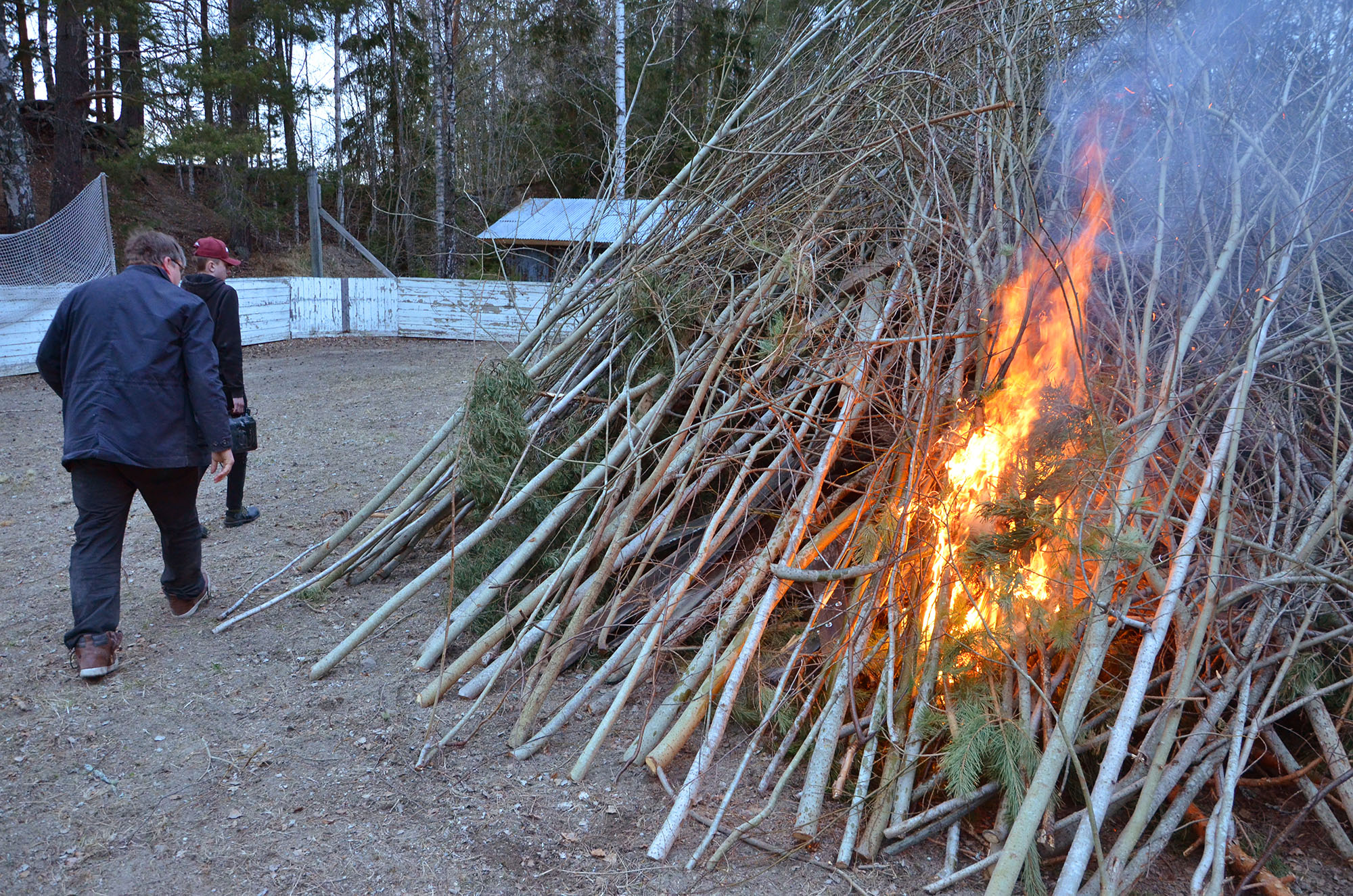 Röste.nu – Röstebilder – Valborgsfirande vid Dönjegården och i Fröste 2022