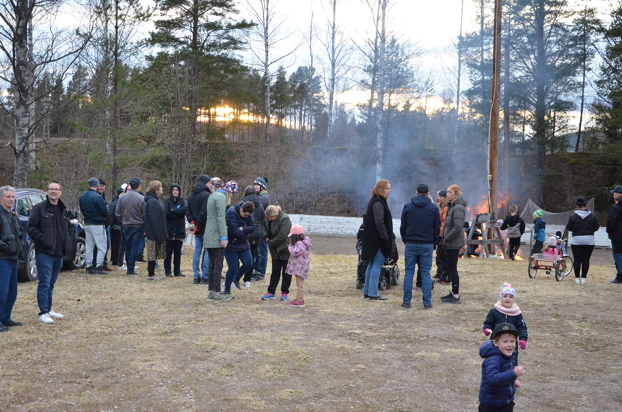 Röste.nu – Röstebilder – Valborgsfirande vid Dönjegården och i Fröste 2022