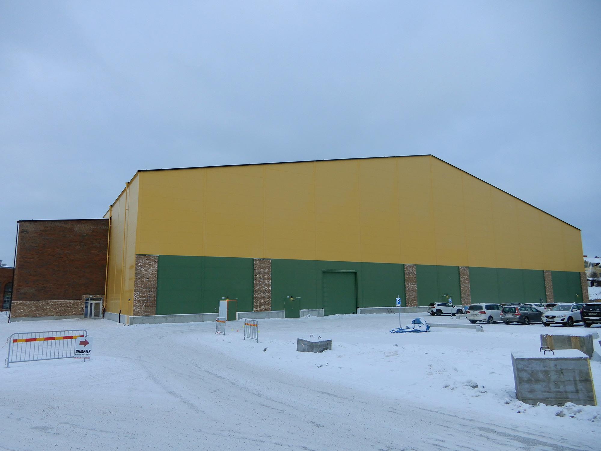 Röste.nu – Sporten med bandyservice 2022 – Bandyhallen i gult och grönt